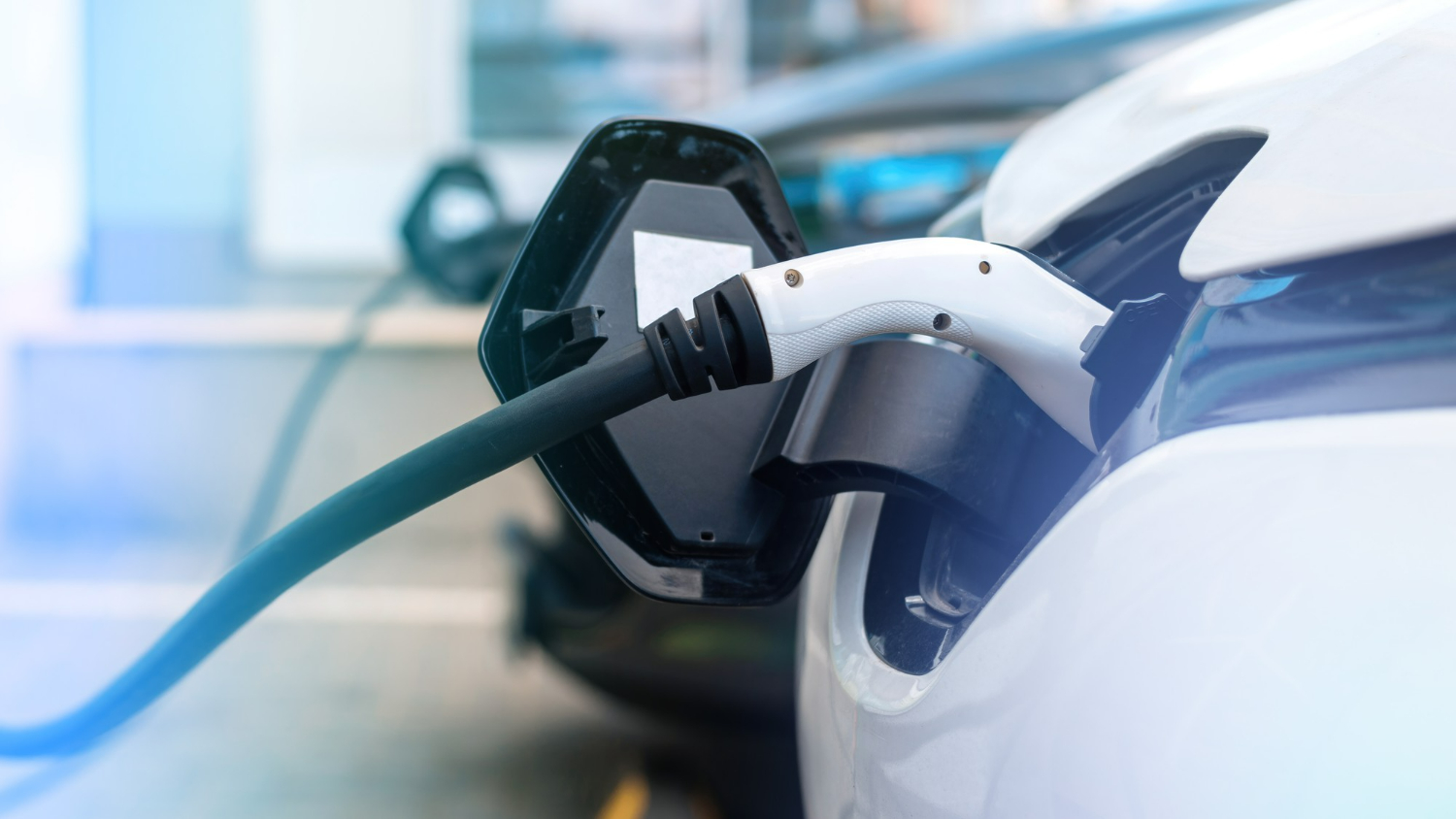 Imagem ilustrando o conteúdo sobre importar ou produzir BESS mostrando um carro elétrico sendo carregado.