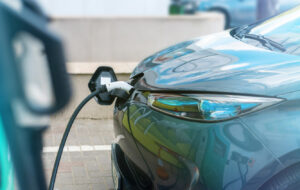 Imagem ilustrando o conteúdo sobre carregadores carros elétricos mostrando um veículo eletrificado em um ponto de recarga.