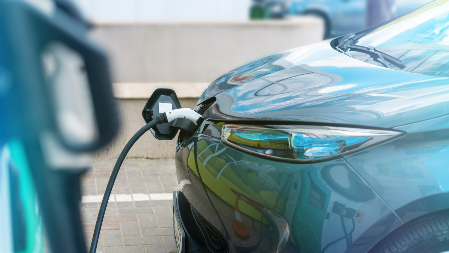 Imagem ilustrando o conteúdo sobre carregadores carros elétricos mostrando um veículo eletrificado em um ponto de recarga.