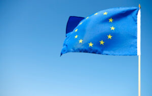 União Europeia assina Acordo Tripartite para acelerar o armazenamento de energia. Imagem da bandeira da União Europeia ilustrando o conteúdo sobre.