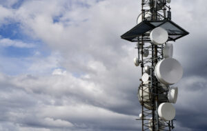 Página inicial 1 Imagem ilustrando o conteúdo sobre o setor de telecomunicações e e armazenamento de energia.
