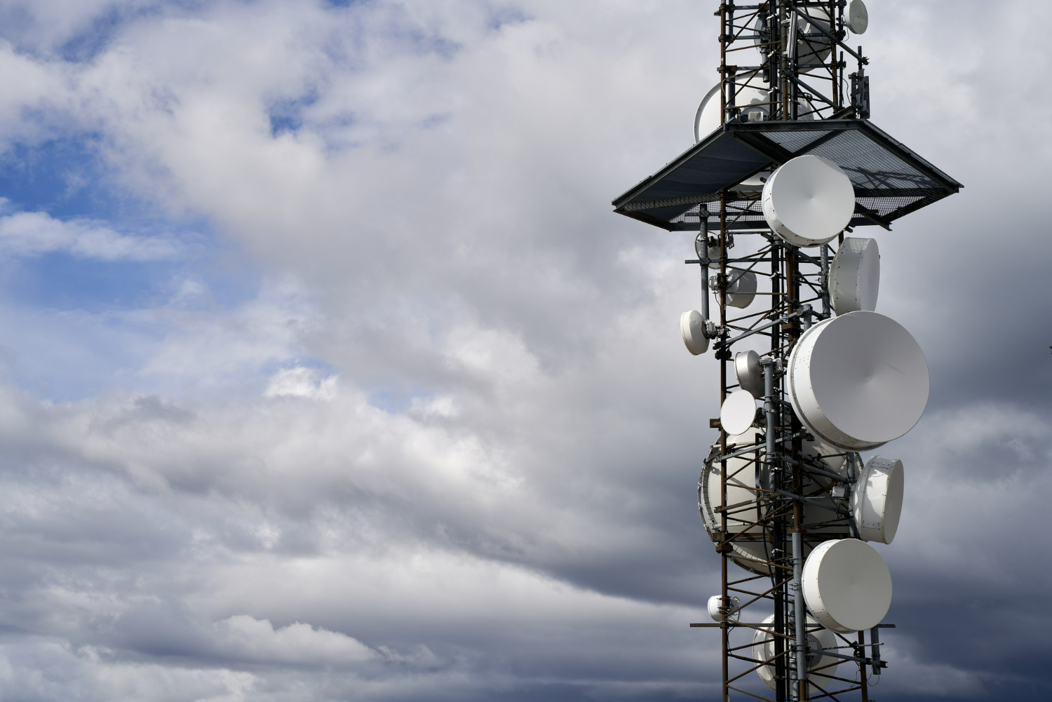 Imagem ilustrando o conteúdo sobre o setor de telecomunicações e e armazenamento de energia.